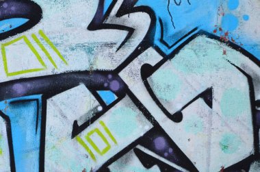 Grafiti çizimler parçası. Eski duvar boya lekeleri sokak sanatı kültür tarzı ile dekore edilmiştir. Renkli arka plan doku soğuk tonlarda.
