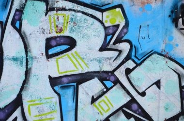 Grafiti çizimler parçası. Eski duvar boya lekeleri sokak sanatı kültür tarzı ile dekore edilmiştir. Renkli arka plan doku soğuk tonlarda.