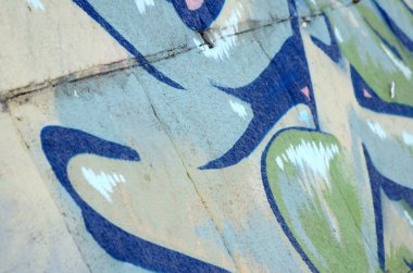 Grafiti çizimler parçası. Eski duvar boya lekeleri sokak sanatı kültür tarzı ile dekore edilmiştir. Yeşil tonlarında renkli arka plan doku.