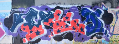 Grafiti çizimler parçası. Eski duvar boya lekeleri sokak sanatı kültür tarzı ile dekore edilmiştir. Mor tonlarında renkli arka plan doku.