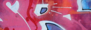 Grafiti çizimler parçası. Eski duvar boya lekeleri sokak sanatı kültür tarzı ile dekore edilmiştir. Renkli arka plan doku sıcak tonları içinde.