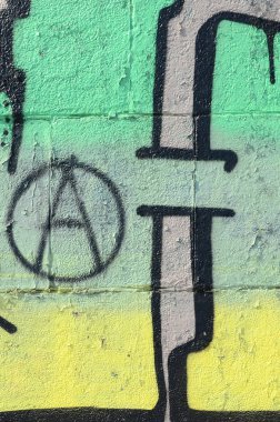 Grafiti çizimler parçası. Eski duvar boya lekeleri sokak sanatı kültür tarzı ile dekore edilmiştir. Yeşil tonlarında renkli arka plan doku.
