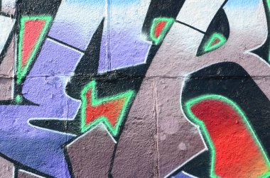 Grafiti çizimler parçası. Eski duvar boya lekeleri sokak sanatı kültür tarzı ile dekore edilmiştir. Mor tonlarında renkli arka plan doku.