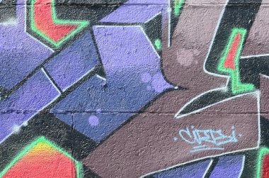 Grafiti çizimler parçası. Eski duvar boya lekeleri sokak sanatı kültür tarzı ile dekore edilmiştir. Mor tonlarında renkli arka plan doku.