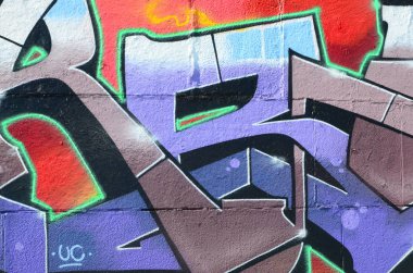Grafiti çizimler parçası. Eski duvar boya lekeleri sokak sanatı kültür tarzı ile dekore edilmiştir. Mor tonlarında renkli arka plan doku.