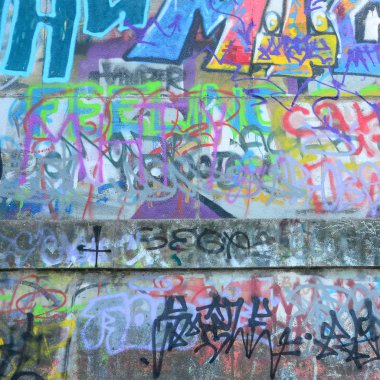 Grafiti etiketleri parçası. Eski duvar boya lekeleri sokak sanatı kültür tarzı ile bozulmuş.