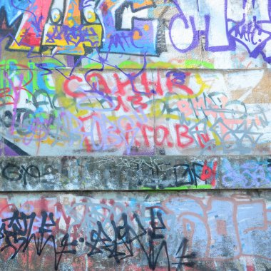 Grafiti etiketleri parçası. Eski duvar boya lekeleri sokak sanatı kültür tarzı ile bozulmuş.