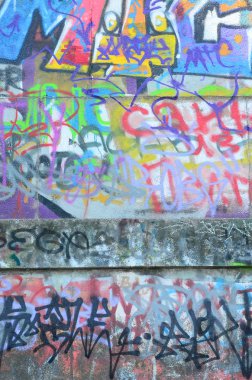 Grafiti etiketleri parçası. Eski duvar boya lekeleri sokak sanatı kültür tarzı ile bozulmuş.