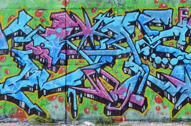Grafiti çizimler parçası. Eski duvar boya lekeleri sokak sanatı kültür tarzı ile dekore edilmiştir. Renkli arka plan doku soğuk tonlarda.