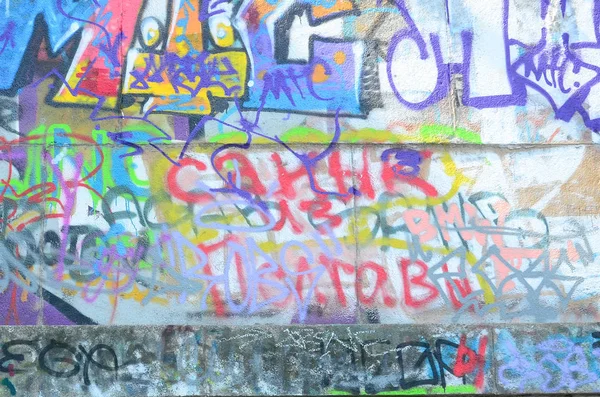 Θραύσμα Ετικέτες Γκράφιτι Παλιό Τείχος Είναι Χαλασμένο Λεκέδες Χρωμάτων Στο — Φωτογραφία Αρχείου