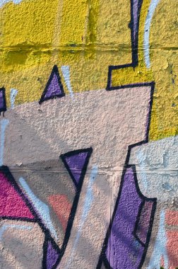 Grafiti çizimler parçası. Eski duvar boya lekeleri sokak sanatı kültür tarzı ile dekore edilmiştir. Renkli arka plan doku sıcak tonları içinde.