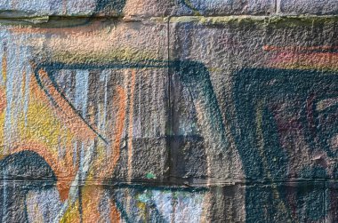Grafiti çizimler parçası. Eski duvar boya lekeleri sokak sanatı kültür tarzı ile dekore edilmiştir. Renkli arka plan doku sıcak tonları içinde.