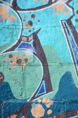 Grafiti çizimler parçası. Eski duvar boya lekeleri sokak sanatı kültür tarzı ile dekore edilmiştir. Renkli arka plan doku soğuk tonlarda.