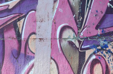 Grafiti çizimler parçası. Eski duvar boya lekeleri sokak sanatı kültür tarzı ile dekore edilmiştir. Mor tonlarında renkli arka plan doku.