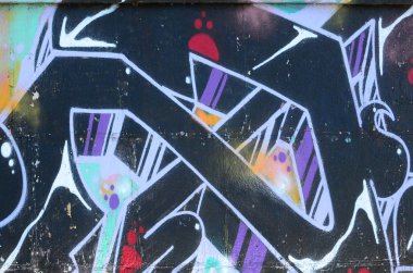 Grafiti çizimler parçası. Eski duvar boya lekeleri sokak sanatı kültür tarzı ile dekore edilmiştir. Renkli arka plan doku.