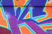 Fragment graffiti výkresů. Staré zdi zdobené skvrn ve stylu street artu kultury. Barevné pozadí textury v purpurových tónech.