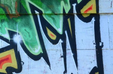 Grafiti çizimler parçası. Eski duvar boya lekeleri sokak sanatı kültür tarzı ile dekore edilmiştir. Yeşil tonlarında renkli arka plan doku.