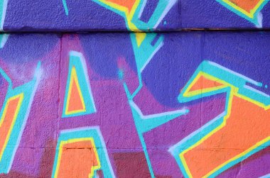 Grafiti çizimler parçası. Eski duvar boya lekeleri sokak sanatı kültür tarzı ile dekore edilmiştir. Mor tonlarında renkli arka plan doku.