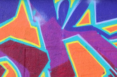 Grafiti çizimler parçası. Eski duvar boya lekeleri sokak sanatı kültür tarzı ile dekore edilmiştir. Mor tonlarında renkli arka plan doku.