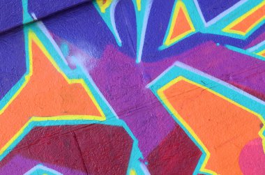 Grafiti çizimler parçası. Eski duvar boya lekeleri sokak sanatı kültür tarzı ile dekore edilmiştir. Mor tonlarında renkli arka plan doku.