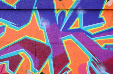 Grafiti çizimler parçası. Eski duvar boya lekeleri sokak sanatı kültür tarzı ile dekore edilmiştir. Mor tonlarında renkli arka plan doku.