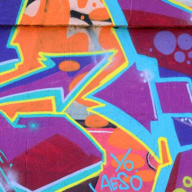 Grafiti çizimler parçası. Eski duvar boya lekeleri sokak sanatı kültür tarzı ile dekore edilmiştir. Mor tonlarında renkli arka plan doku.