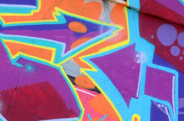 Grafiti çizimler parçası. Eski duvar boya lekeleri sokak sanatı kültür tarzı ile dekore edilmiştir. Mor tonlarında renkli arka plan doku.
