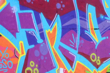Grafiti çizimler parçası. Eski duvar boya lekeleri sokak sanatı kültür tarzı ile dekore edilmiştir. Mor tonlarında renkli arka plan doku.
