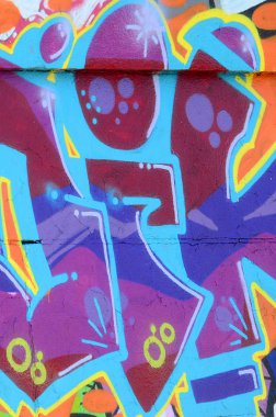 Grafiti çizimler parçası. Eski duvar boya lekeleri sokak sanatı kültür tarzı ile dekore edilmiştir. Mor tonlarında renkli arka plan doku.