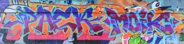 Grafiti çizimler parçası. Eski duvar boya lekeleri sokak sanatı kültür tarzı ile dekore edilmiştir. Mor tonlarında renkli arka plan doku.