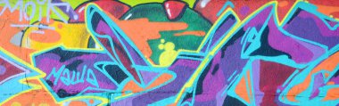 Grafiti çizimler parçası. Eski duvar boya lekeleri sokak sanatı kültür tarzı ile dekore edilmiştir. Çok renkli arka plan dokusu.