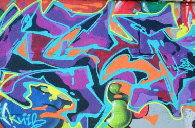 Grafiti çizimler parçası. Eski duvar boya lekeleri sokak sanatı kültür tarzı ile dekore edilmiştir. Çok renkli arka plan dokusu.