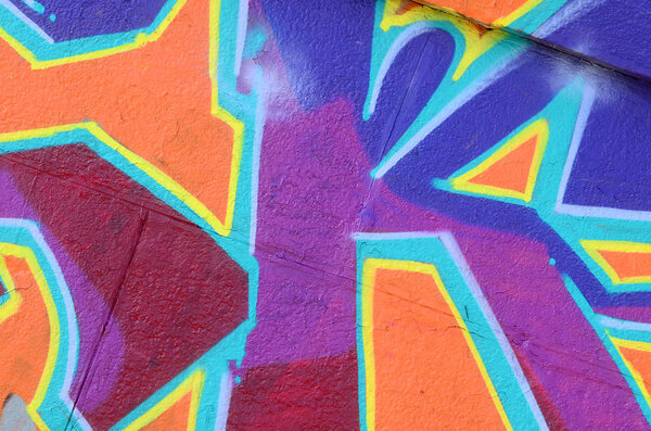 Фрагмент граффити рисунков. Старая стена декорирована краской в стиле уличного искусства. Цветная текстура фона в фиолетовых тонах
.