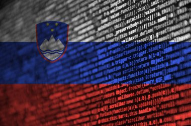 Slovenya bayrağı ekrandaki program kodu ile tasvir edilir. Modern teknoloji ve site geliştirme kavramı.