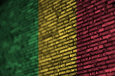 Mali bayrağı ekrandaki program kodu ile tasvir edilir. Modern teknoloji ve site geliştirme kavramı.
