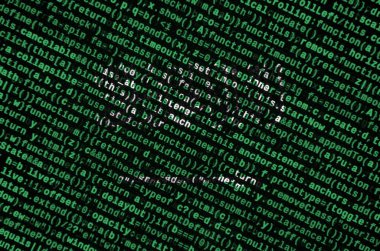 Suudi Arabistan bayrağı ekrandaki program kodu ile tasvir edilir. Modern teknoloji ve site geliştirme kavramı.