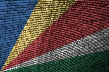 Seyşel Adaları bayrağı ekrandaki program kodu ile tasvir edilir. Modern teknoloji ve site geliştirme kavramı.