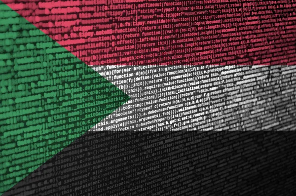 スーダンの国旗は プログラム コードと画面に描かれています 近代的な技術とサイト開発のコンセプト — ストック写真