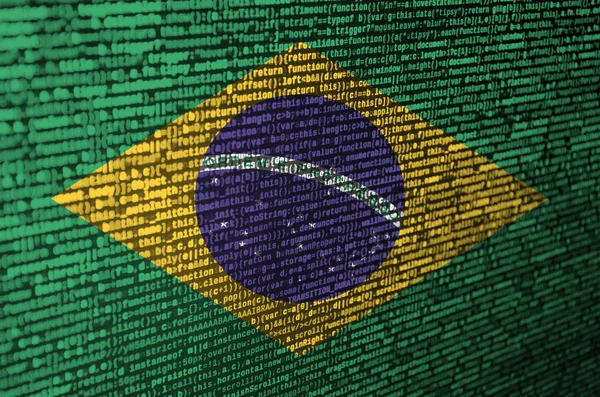 ブラジルの国旗は プログラム コードと画面に描かれています 近代的な技術とサイト開発のコンセプト — ストック写真