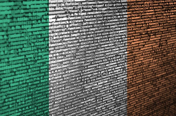 アイルランドのフラグは プログラム コードと画面に描かれています 近代的な技術とサイト開発のコンセプト — ストック写真