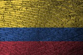 Vlajka Kolumbie je zobrazen na obrazovce s kódem programu. Koncepce vývoje moderní technologie a Web.