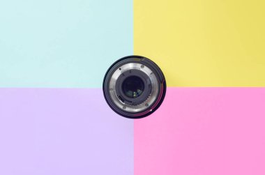 Minimalizm ile mavi, mor, pembe ve sarı zemin üzerine fotoğraf lens. Trendy pastel renkler. Düz yatıyordu üstten görünüm