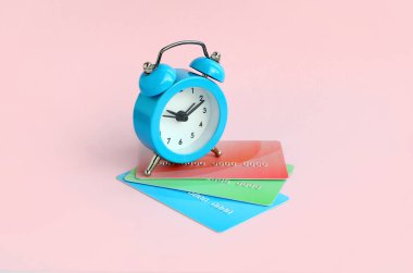 Küçük çalar saat yalanlar üzerine renkli kredi kartları