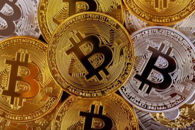 Birçok altın bitcoins. Cryptocurrency ve sanal para kavramı