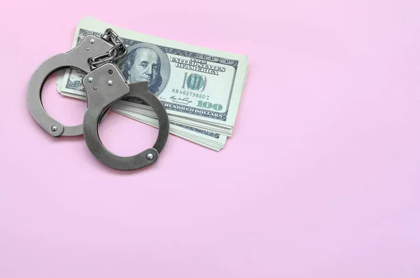 警察手錠のピンクの背景にうそを何百ものドル — ストック写真