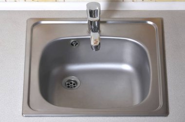 Gümüş musluk evye. Yapılı-içinde iç mutfak aletleri. Yeni ekipman mutfak tezgahı yüklü