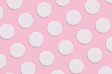 Yaratıcı sanat pastel pembe bir arka plan üzerinde kurabiye şekli ile yaptı. Üstten görünüm minimalizm düz yatıyordu