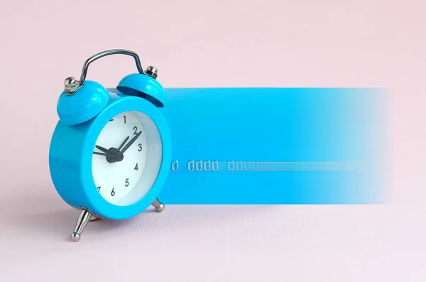 Pequeño Reloj Despertador Azul Está Lado Tarjeta Crédito Azul Movimiento —  Fotos de Stock