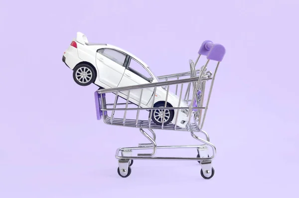 車の購入とリースのためのシンボルとしてショッピングカートの新しい白いおもちゃの車 — ストック写真