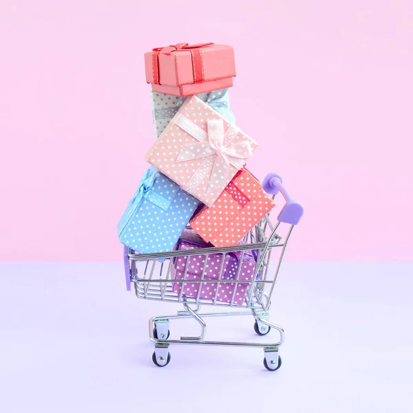 Muchas Cajas Regalo Colores Carrito Compra Del Supermercado Sobre Fondo —  Fotos de Stock